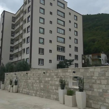 Dale 61 Budva